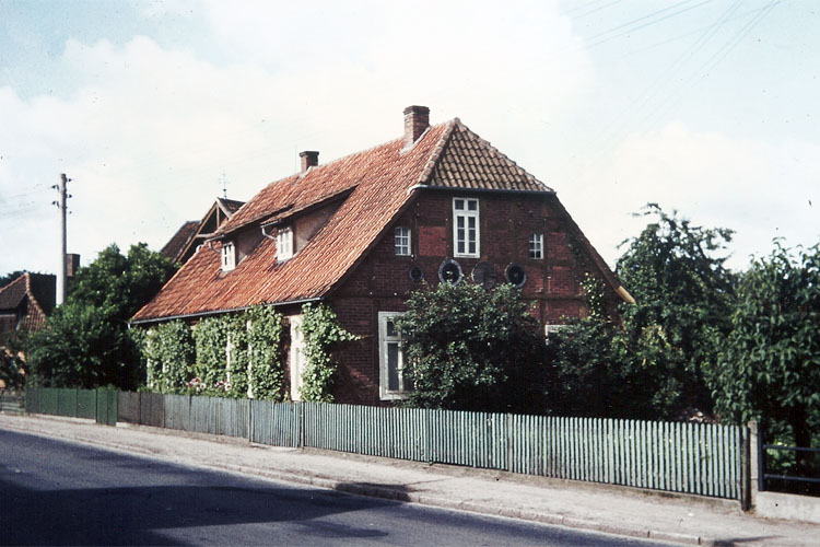 Hauptstraße 30 um 1989, damals Wohnhaus Rosebrock, zuvor Gärtnerei Schellhorn, davor Schuhmanufactur Surhoff